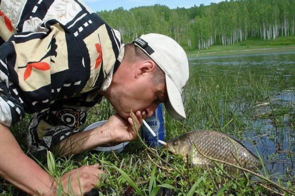 Рыбаки ужинали курили