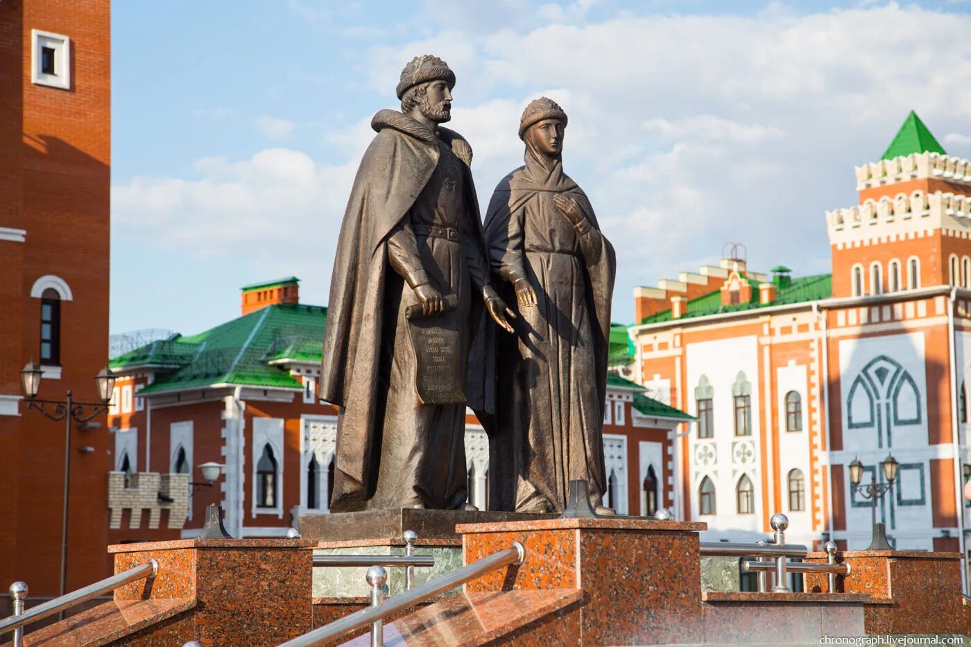 Памятник Петру и Февронии в Йошкар-Оле. Йошкар Ола памятник князю Монако Ренье. Йошкар-Ола памятники на набережной.