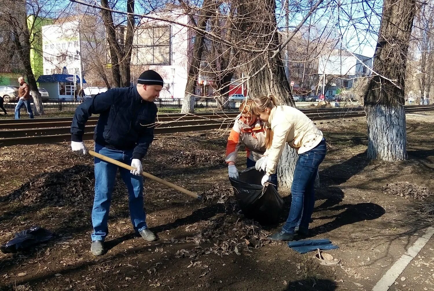 Уборка двора. Уборка города. Субботник в городе.