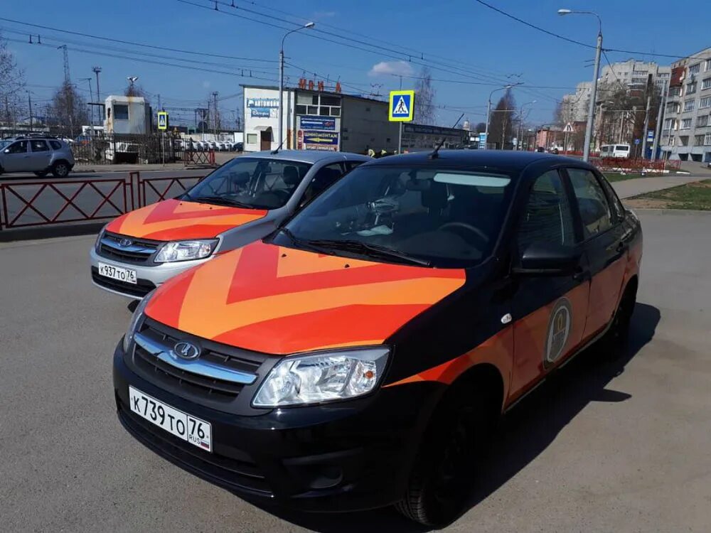 Автомобиля ярославль. Машины Паркон Ярославль. Машина с оранжевыми мигалками. Машина с оранжевыми полосками и мигалкой. Машина с мигалками с оранжевой полосой.