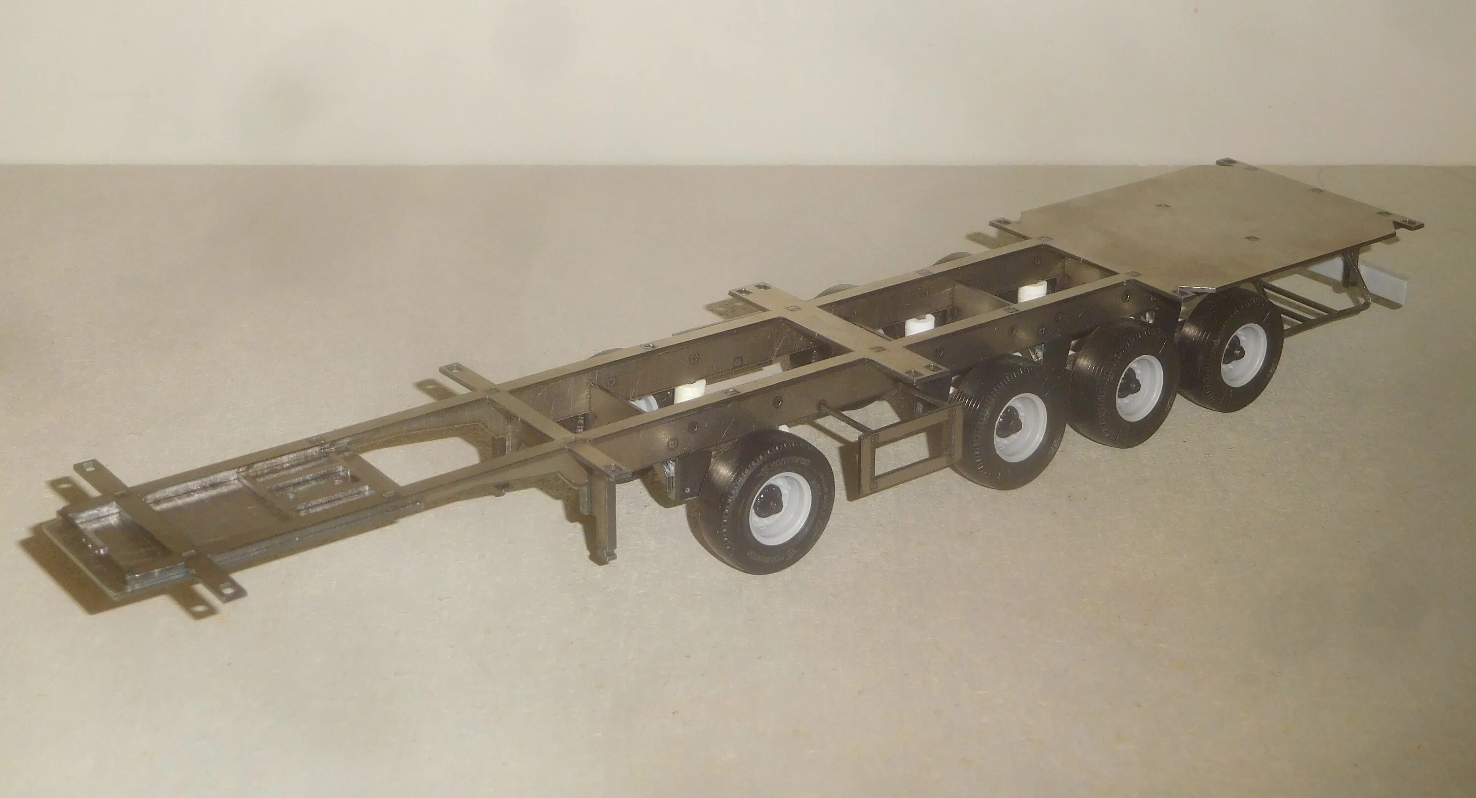 Модель прицепа шмитц 1 к 43. Макет полуприцепа. Avd 1 43 полуприцепы маз. Сборная модель полуприцепа. Полуприцеп маз 93971.