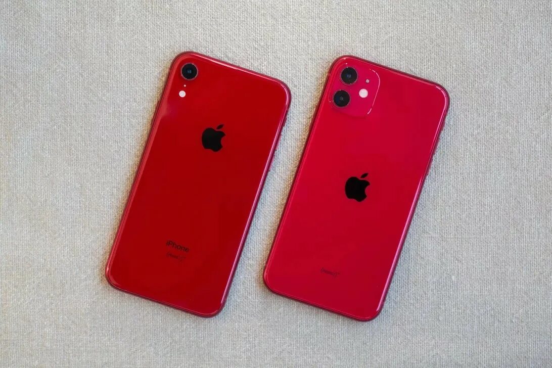 Красное сравнение. Iphone 11 XR. Iphone 11 vs XR. Iphone XR Red iphone 11 Red. Айфон XR И 11 сравнение.