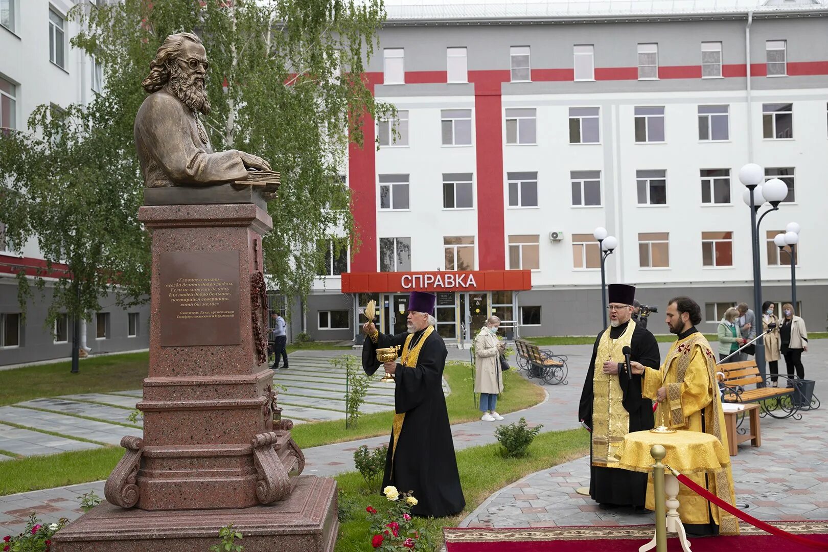 Памятника святителю луке Тюмень Нефтяник. Памятник святому луке в Ташкенте.