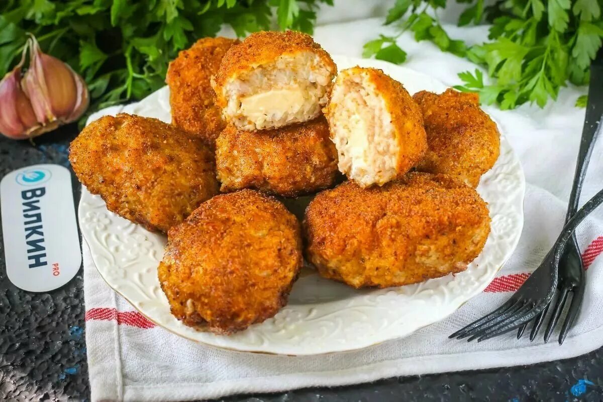 Рецепт котлет из курицы с сыром. Котлеты с сыром. куриные котлеты в панировке. куриные котлеты с начинкой. биточки куриные с сыром.