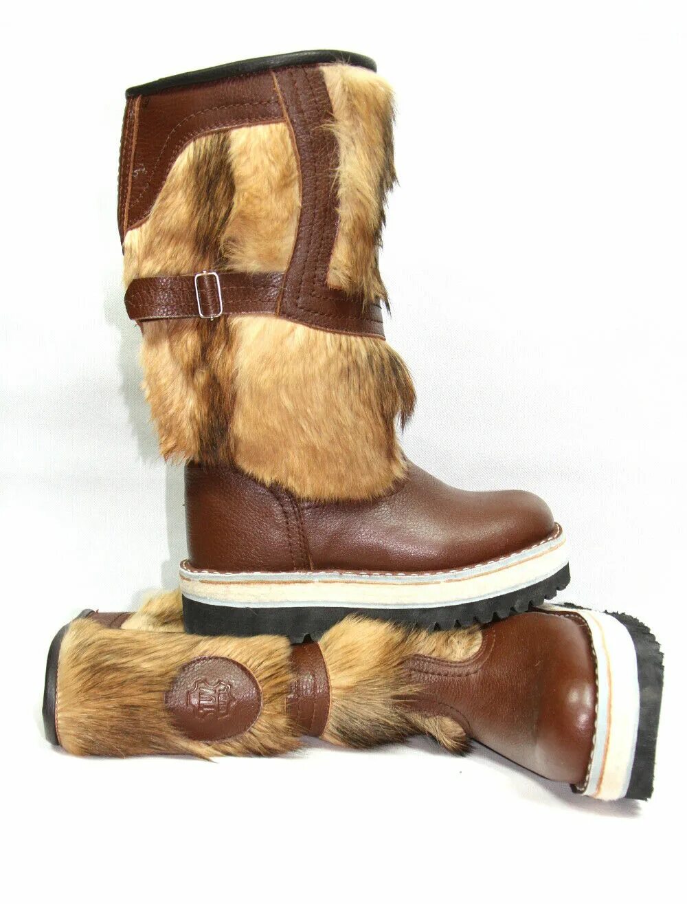 Унты из монголии. Унты из монголии. Обувь детская из монголии. Монгольские унты женские. Мужчина в унтах.