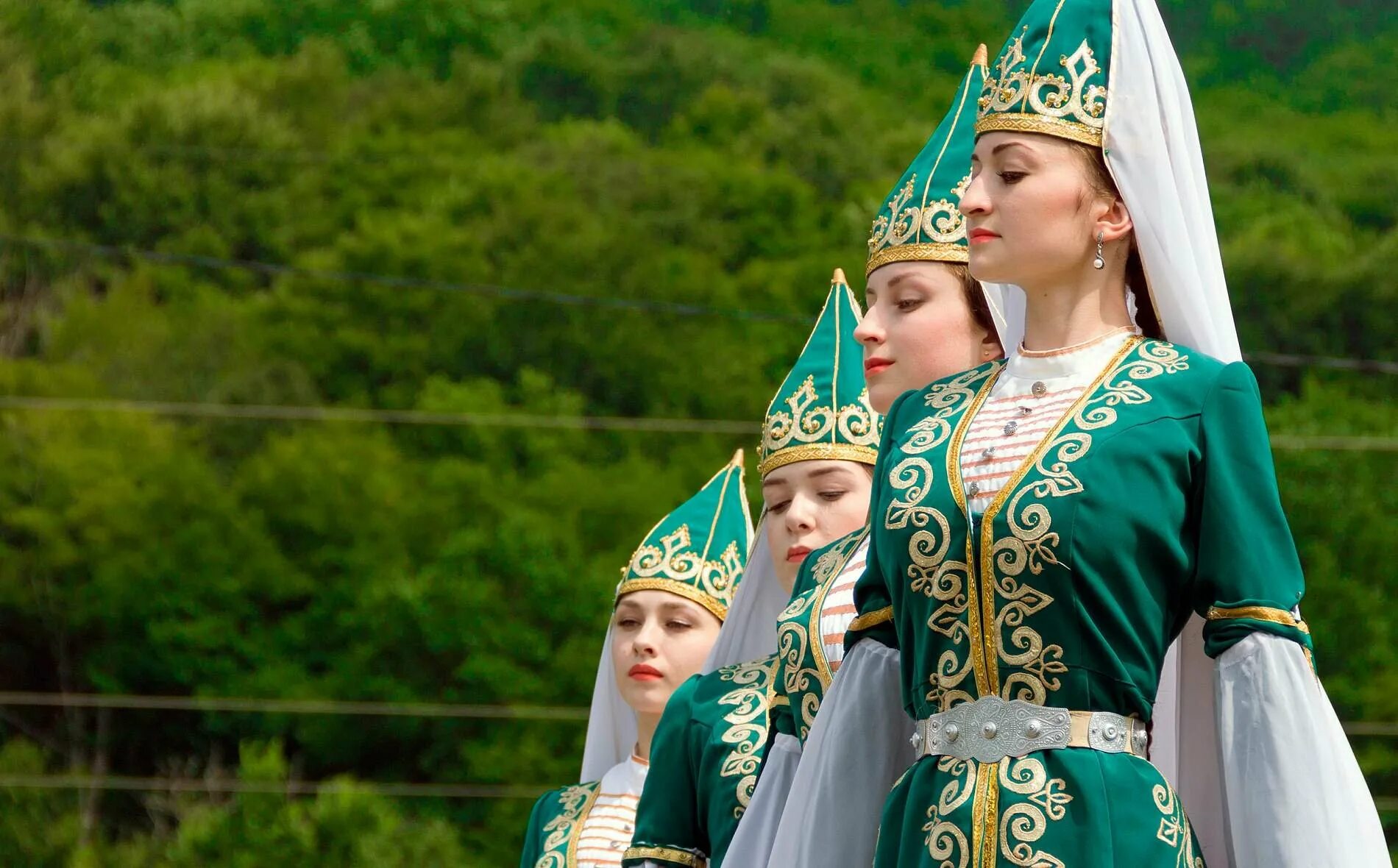 Какое население республики адыгея. Адыгея национальный костюм. Адыгская одежда. Адыгейский национальный костюм. Адыгея Национальная одежда.