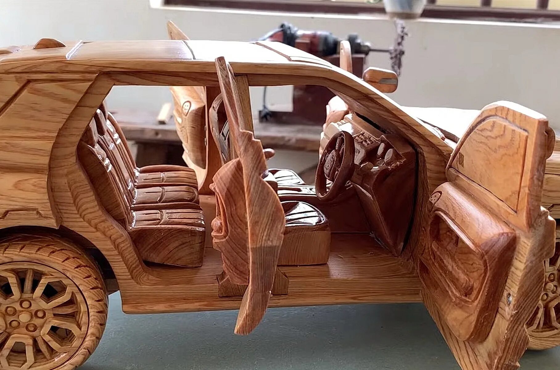 Автомобиль из дерева. Машинка из дерева. Изделия из дерева машина. Моделирование из дерева.