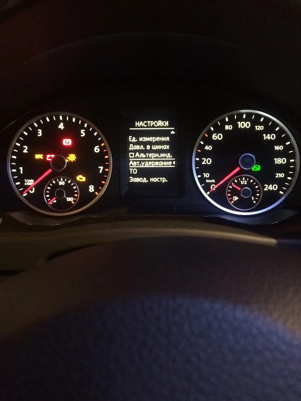 Замена белой панели приборов на цветную Volkswagen Tiguan (1G), 2 л, 2011 года