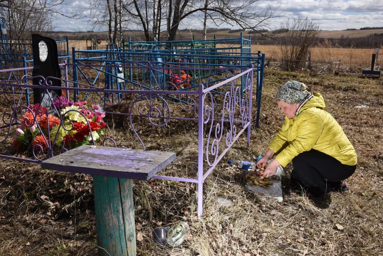 Поминки на кладбище. Фотография на кладбище живого человека. Кладбище поселок ачаирскмй.