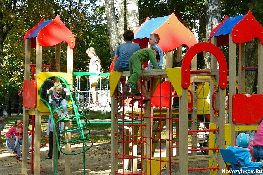 Дети на детской площадке. Детские площадки для детей. Городок на детской площадке. Детская площадка с детьми.