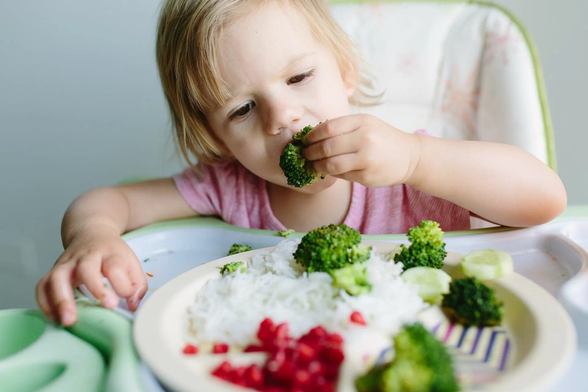 Из любого ребенка можно. Еда для детей. Брокколи для детей. Ребенок ест брокколи. Питание детей.