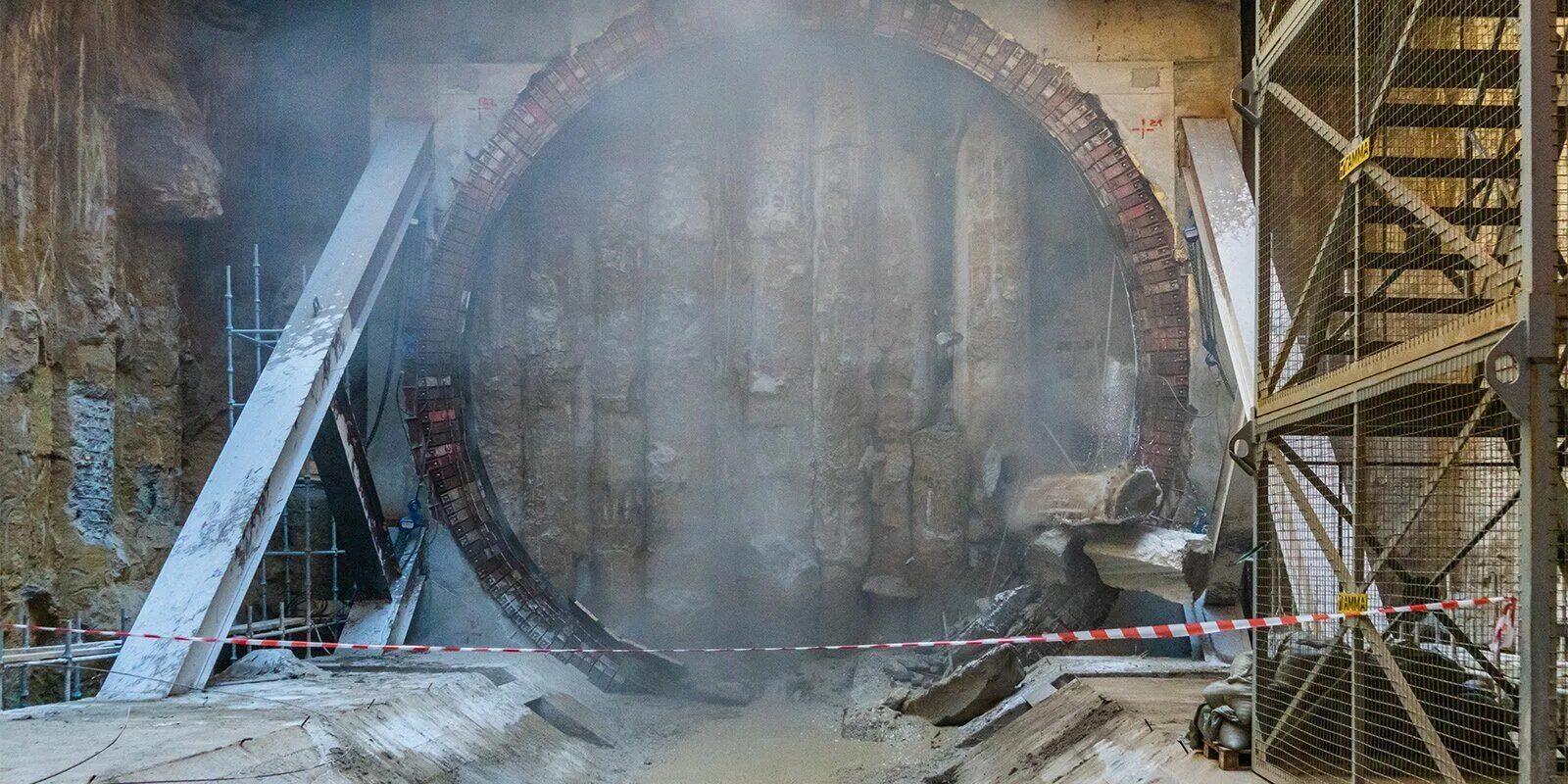 Рабочие прокладывают тоннель 500 3 10. Тоннелепроходческие щиты гиганты. Тоннелепрходные щиты-гиганты.