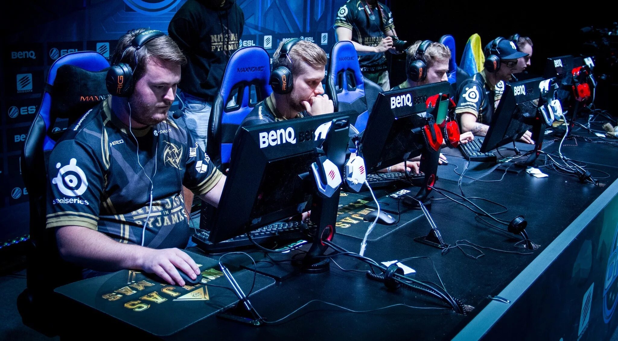 Райз киберспортсмен. Киберспортсмены за игрой. Киберспортивный турнир cs go. Спортивные геймеры. Фриказоид киберспортсмен.
