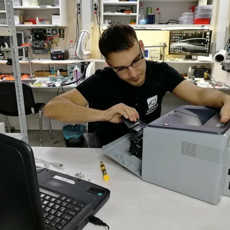 Ломоносовский 22 магазин спб. Реклама компьютерного магазина. Днс спб. Компьютерная техника иваново. Установка компьютера.