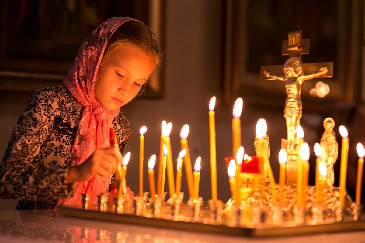 Праздник сегодня родительское. Радоница пасхальное поминовение усопших. Родительская суббота 6но 6 ноября в 2021 году. Поминовение в храме. Пасха в храме свечи.