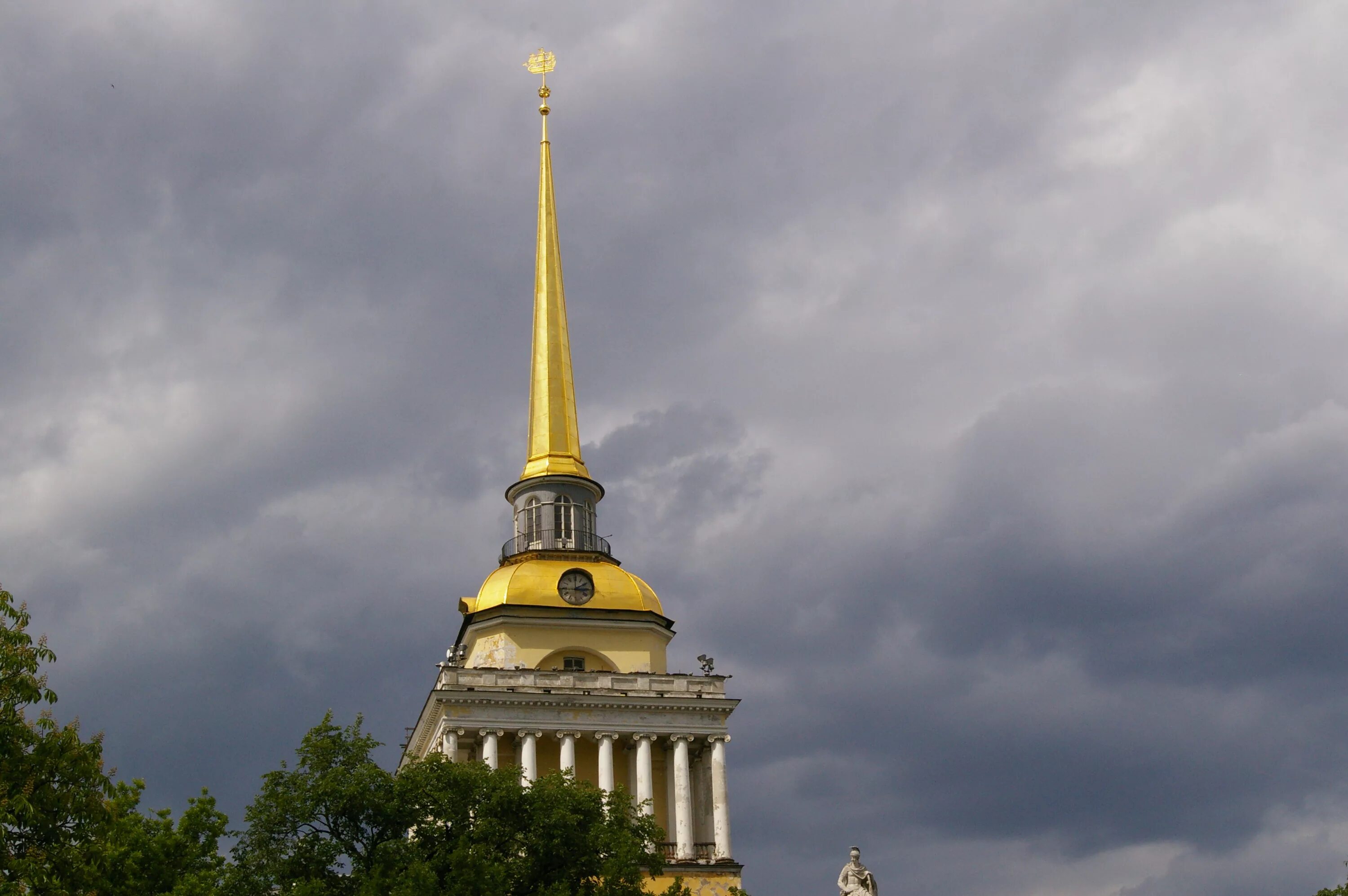 Шпиль в петербурге. Шпиль Адмиралтейства в Санкт-Петербурге. Адмиралтейская игла в Санкт-Петербурге. Адмиралтейская игла Петропавловская крепость. Здание Адмиралтейства в Санкт-Петербурге кораблик.