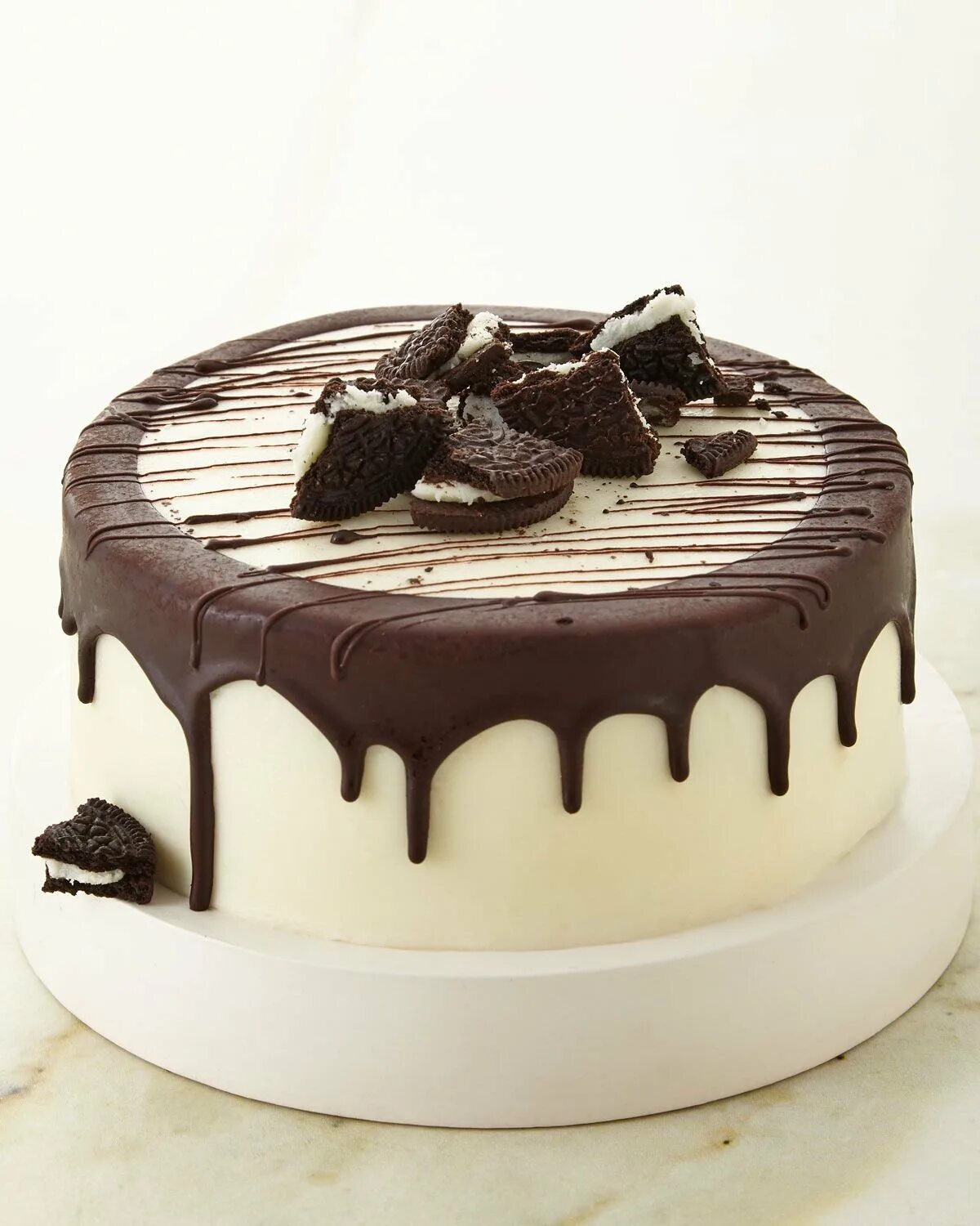 Украсить торт шоколадной глазурью. Как облить торт шоколадом. Торт политый шоколадом. Торт облитый шоколадом. Торт покрытый шоколадом.