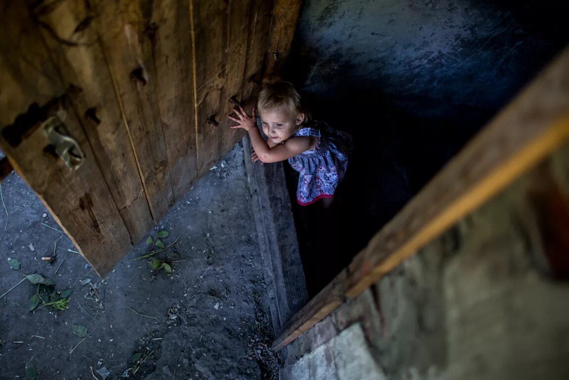 Девочка в заброшенном доме. Дети донбасса в подвале