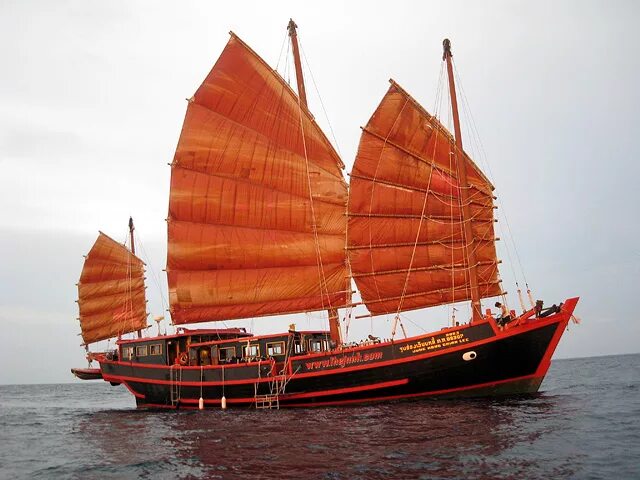 Китайское судно с парусами циновками 6