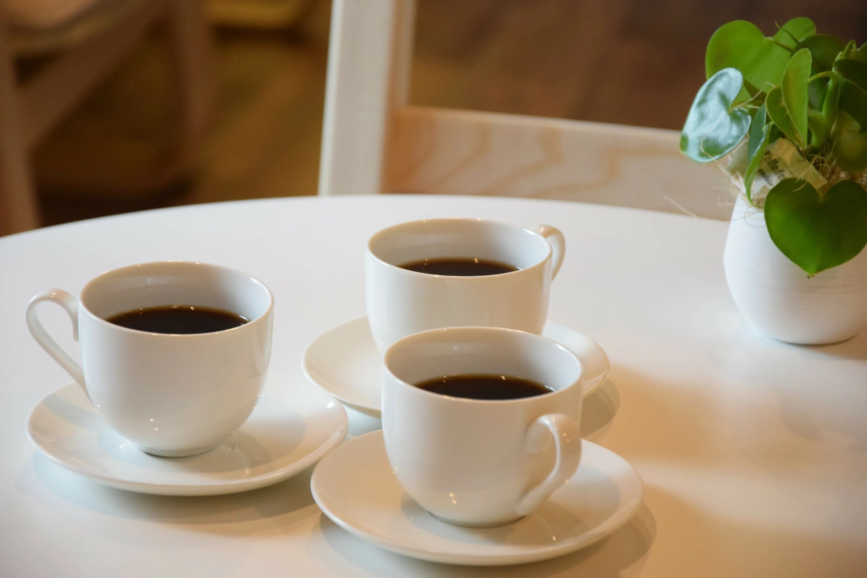 Чашка кофе. Чашка кофе на столе. Две чашки кофе. Чашка с чаем. Чай на столе фото