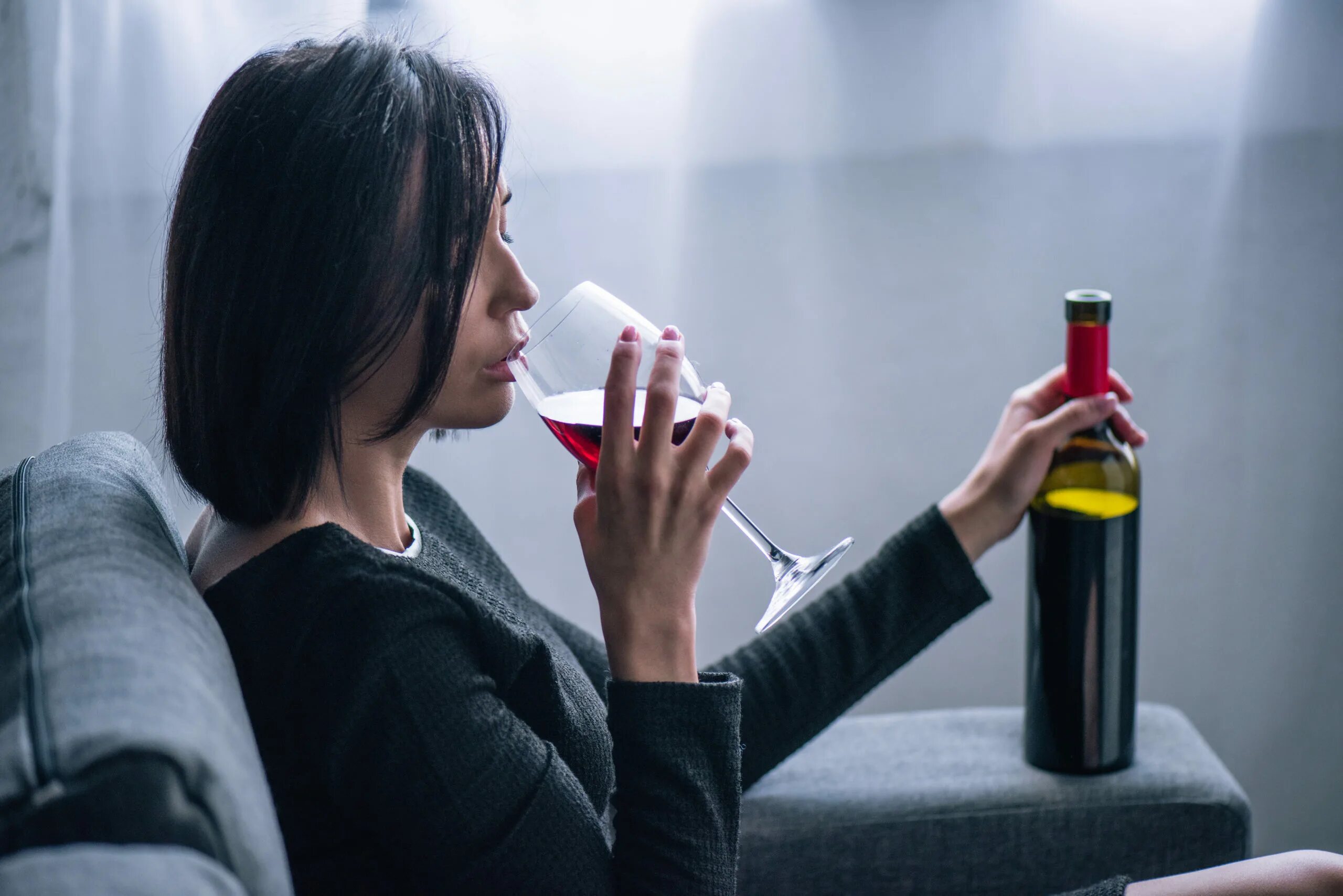 На диете пью вино. Женщина пьет. Пьющая девушка. Одинокая женщина пьет. Девушка пьет вино.
