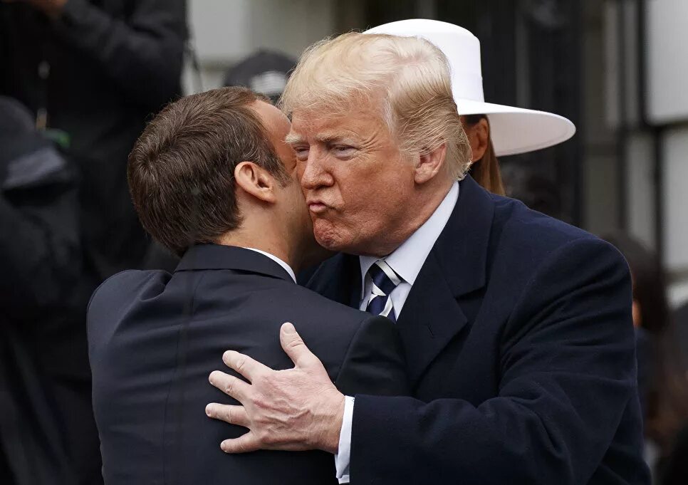 Трамп и Макрон поцелуй. Объятия политиков. Поцелуи политиков. Поцелуй при встрече.
