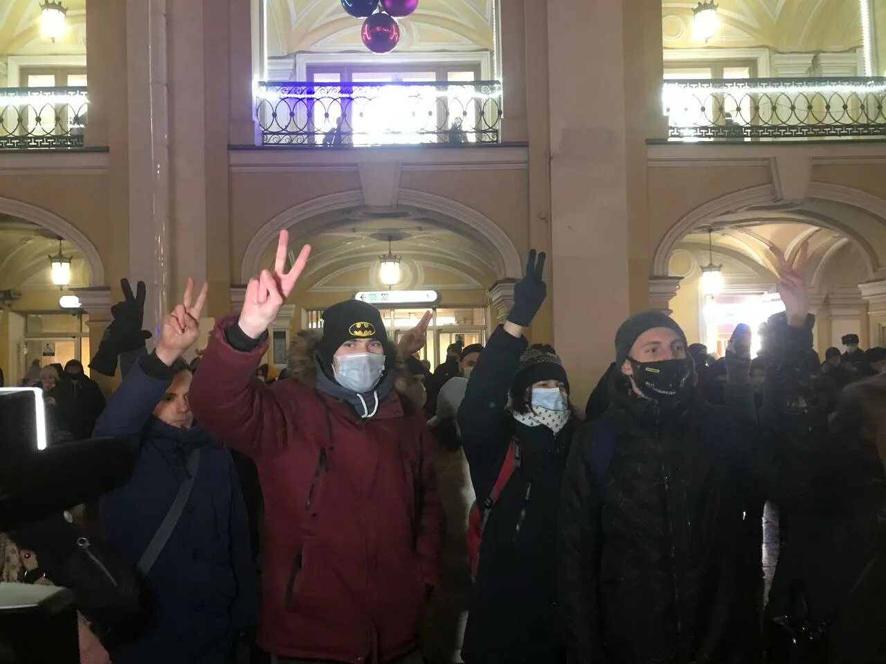 Прощание с навальным в петербурге. Митинг 2021 Навальный СПБ Гостиный двор. В Петербурге активисты ультра. Активисты за наших.