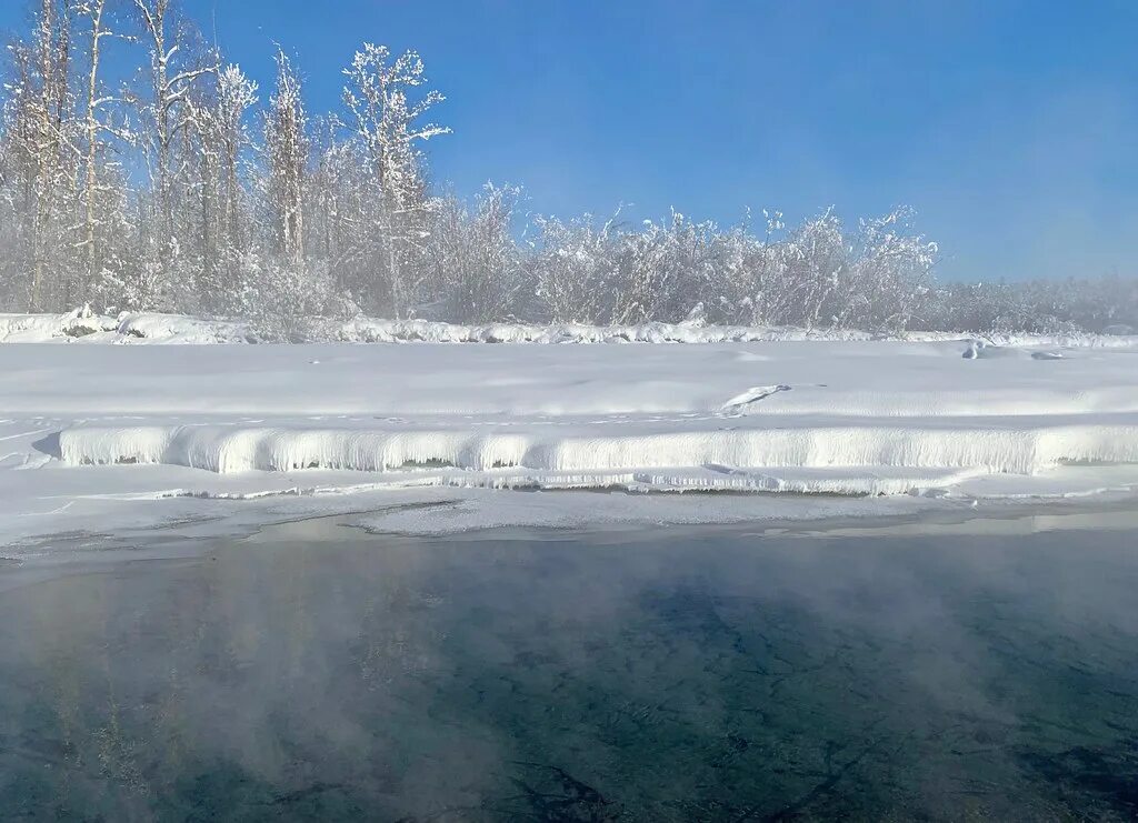 Незамерзающая река Оймякон. Река Белянка Якутия. Природа Якутии зимой. Магадан зимой.