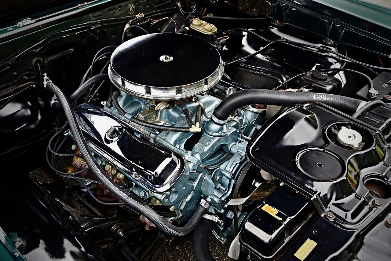 Появился звук в двигателе. Pontiac GTO 1967. Pontiac GTO под капотом. Понтиак 1977 под капотом. Двигатель Понтиак кастом 67.