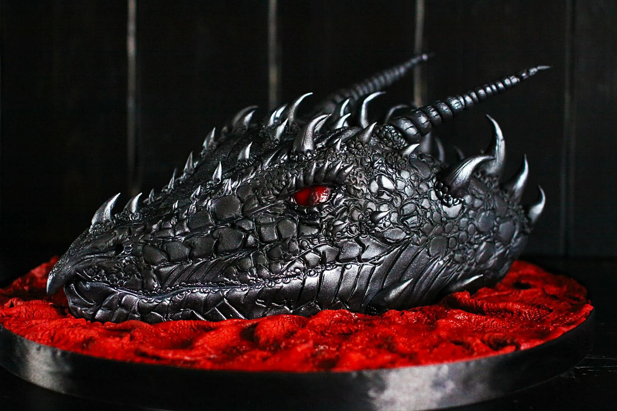 Столик «дракон». Украшение салата в виде дракона. Новогодний салат дракон. Столик «дракон». Столик в виде дракона.