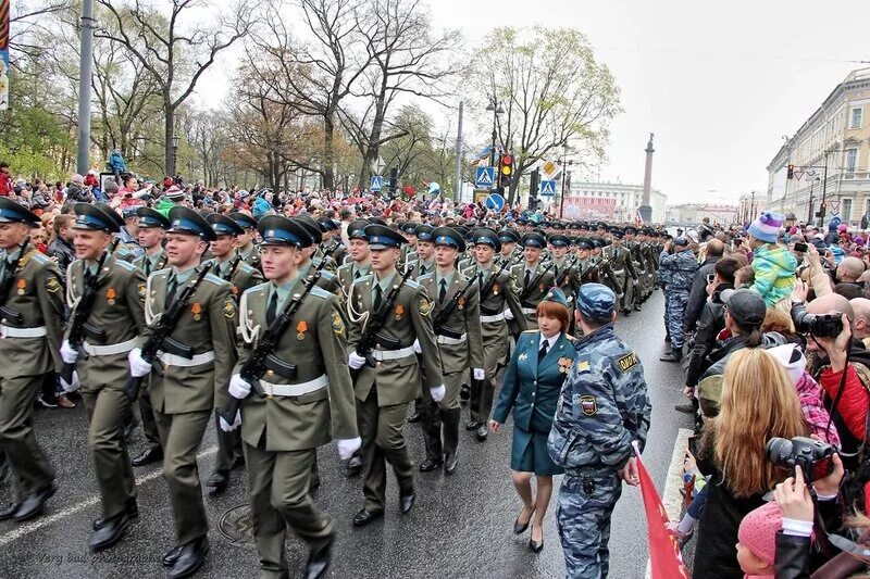 Парад на 9 мая в городе тюмень. Парад победы в москве. Парад победы в санкт петербурге. Парад на дворцовой площади 9 мая. 9 мая парад спб дворцовая площадь.