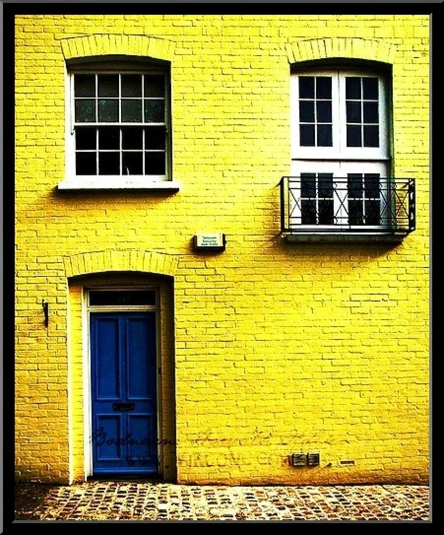 Желтый дом текст. Желтый фасад. Дом желтого цвета. Желтый кирпичный дом. Желтый кирпичный фасад.