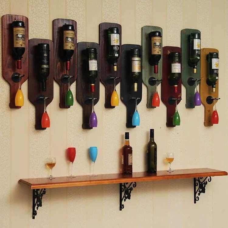 Wine shelf. Поставка для вина из дерева. Висит вина. Винные бутылки в интерьере кухни. Бокалы над баром.