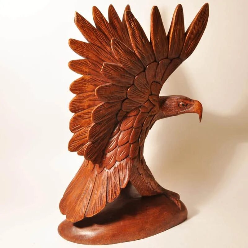 Деревянная фигурка орла. Статуэтка орла из дерева. Орел из дерева. Орел из глины.
