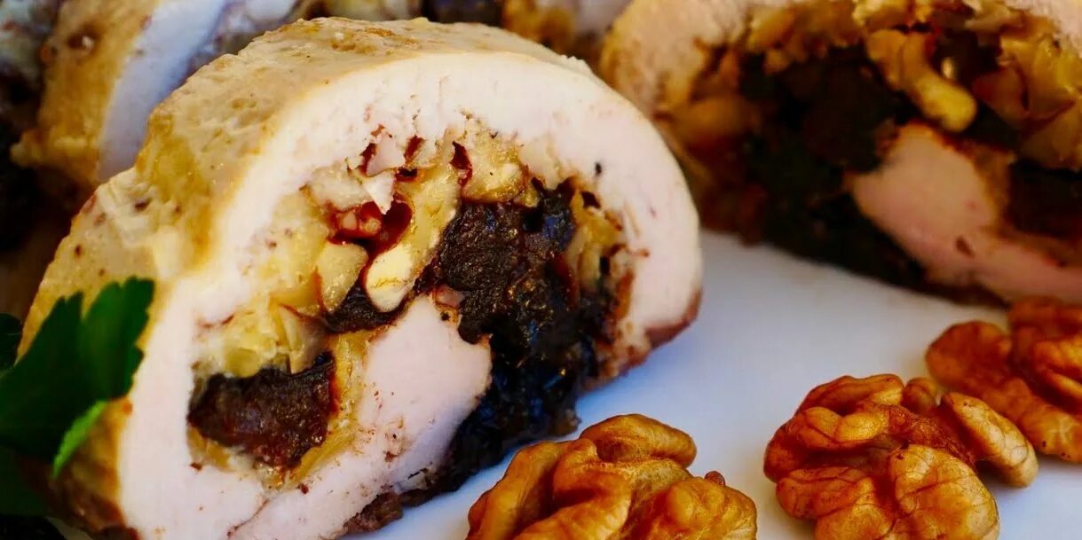 Куриный орех рецепт с фото. Куриный рулет с черносливом и грецким орехом. рулет из курицы с черносливом и грецкими орехами. рулет из индейки с черносливом и грецкими орехами в духовке. рулет куриный с черносливом и орехами.