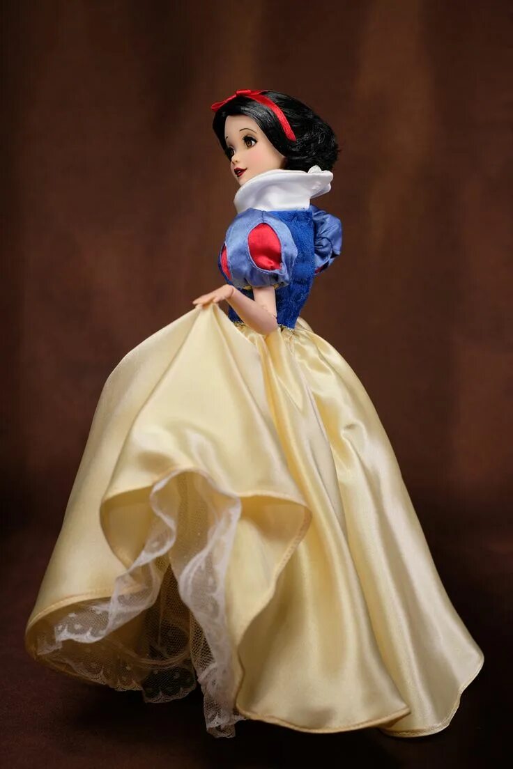 Белоснежка ретро. Кукла Белоснежка. Кукла принцесса Белоснежка. Платье принцессы для куклы. Самая красивая кукла Белоснежка.