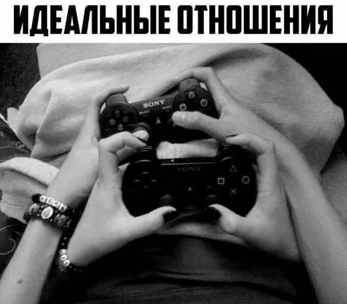 Девка играет в приставку. Парень и левушка играют. парень и девушка играют. парень и девушка играют в приставку. фотосессия с джойстиками.