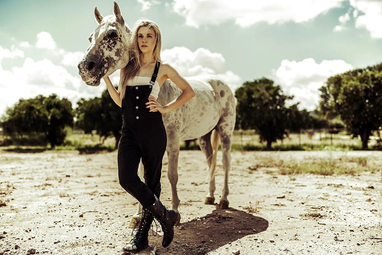 Woman with animals. Девочка на лошади. Девушки с животными. Блондинка Лошадиное лицо. Красивые женщины и животные.