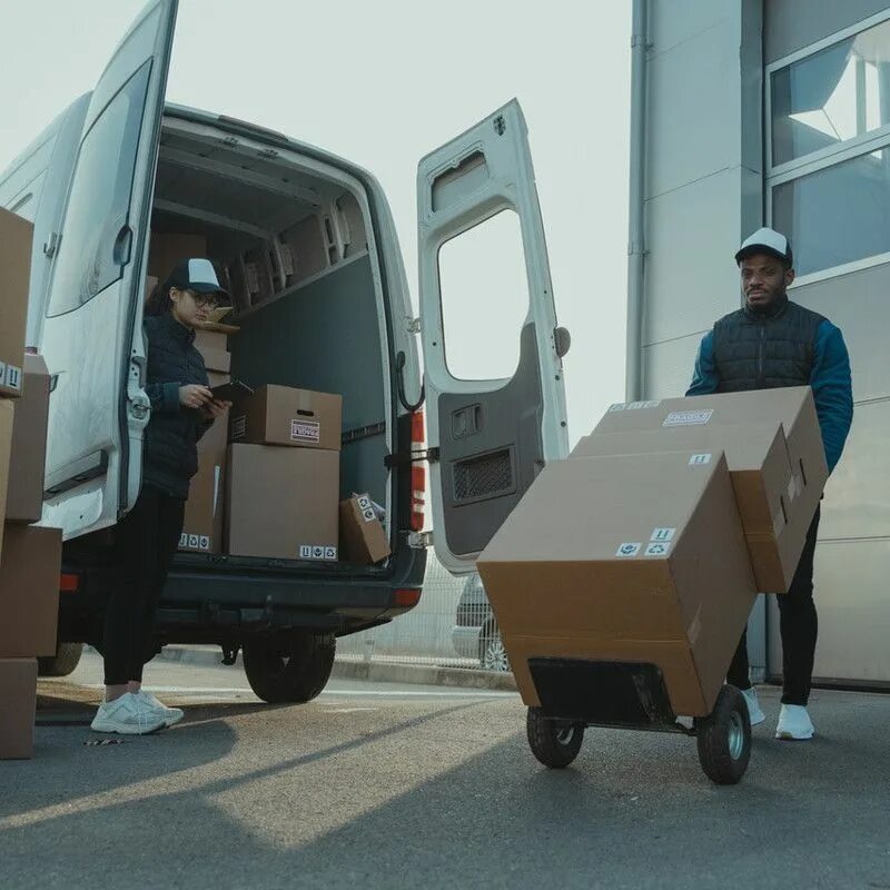 Погрузка разгрузка товаров. Разгрузка и приемка товаров. Bake courier машина. Грузчик. Фургон с коробками.