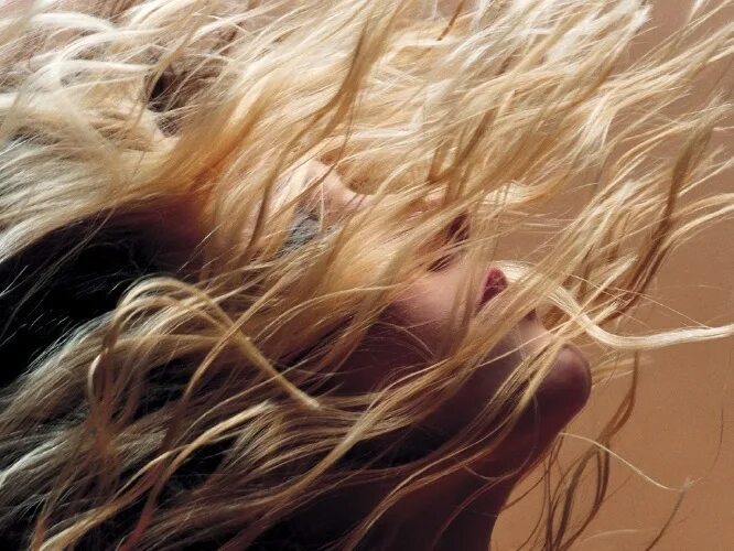 Песня легкий ветер заиграл в волосах. Развивающиеся волосы. Блондинка с развивающимися волосами. Блондинка с кудрявыми волосами. Девушка волосы на ветру.