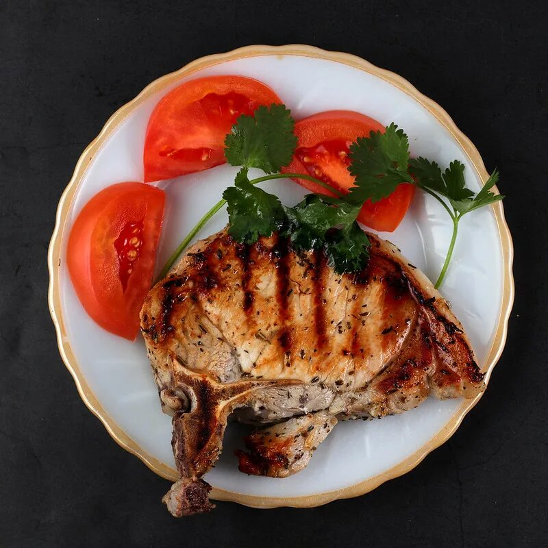 Стейк средней прожарки. Стейк из свинины на гриле. Стейки из карбоната свинины. Карбонад свиной филе. Свиная корейка стейк.