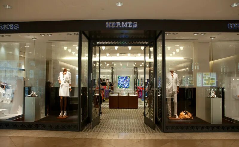 Гермес товар. Hermes магазин. Магазин Hermes в Москве. Гермес Бристоль. Бутик Гермес фото.