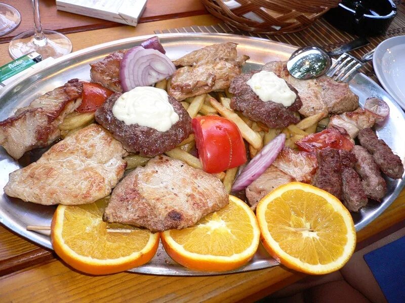 Черногорская кухня. Черногорский ресторан. Черногорская еда. Черногорская кухня. Мешано месо черногория.