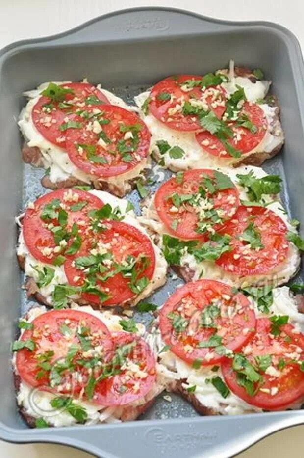Свинина гармошкой в духовке. Кусочки свинины с помидорами в духовке. Отбивные из свинины в духовке с помидорами. Кусочки свинины с помидорами в духовке. Отбивные из свинины в духовке с помидорами и сыром.