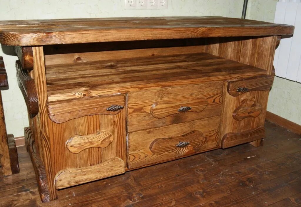 Брашированная мебель из сосны под старину. Антикварная мебель. Мебель из брашированного дерева кухня. Винтаж буфет антик. Интерьер в старинном стиле.