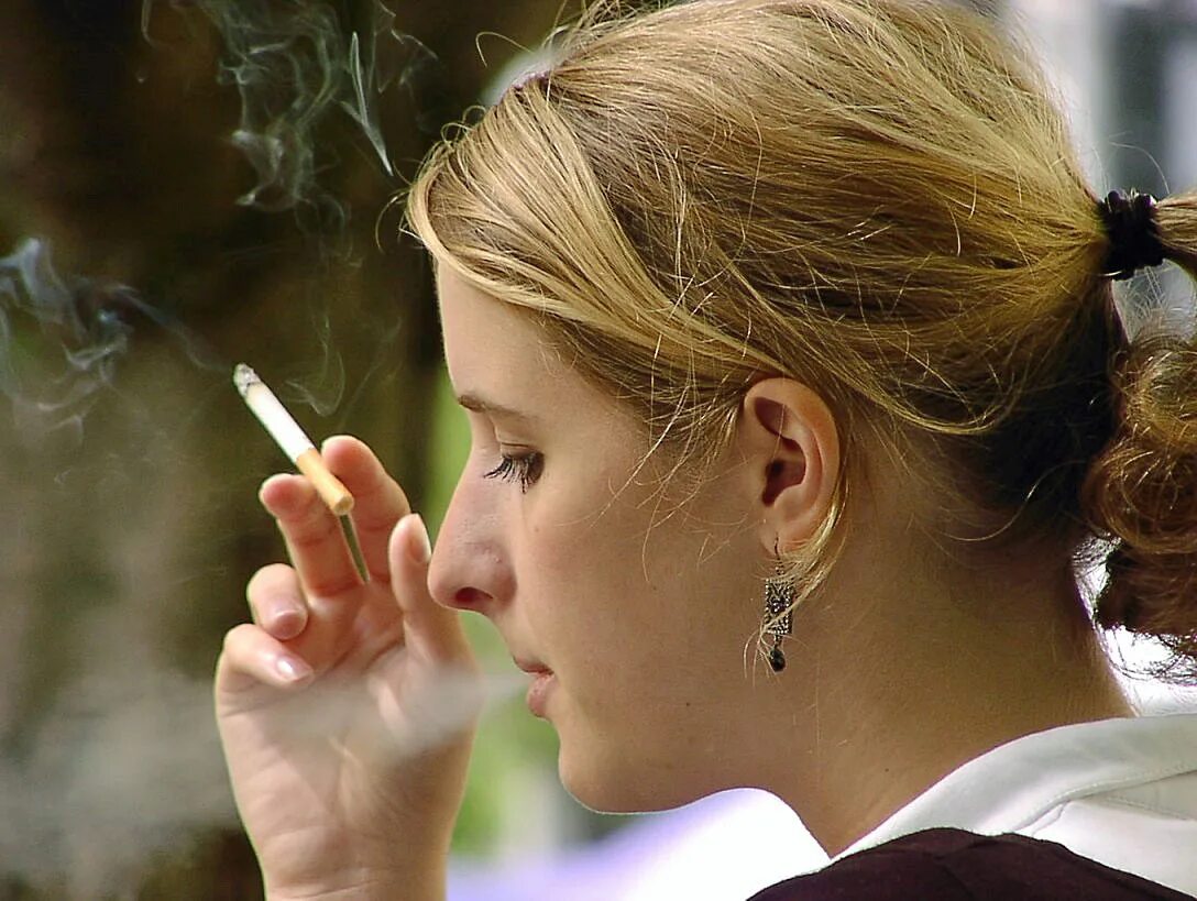 курящая варя. девушка подросток с сигаретой. нина сейерс smoking.