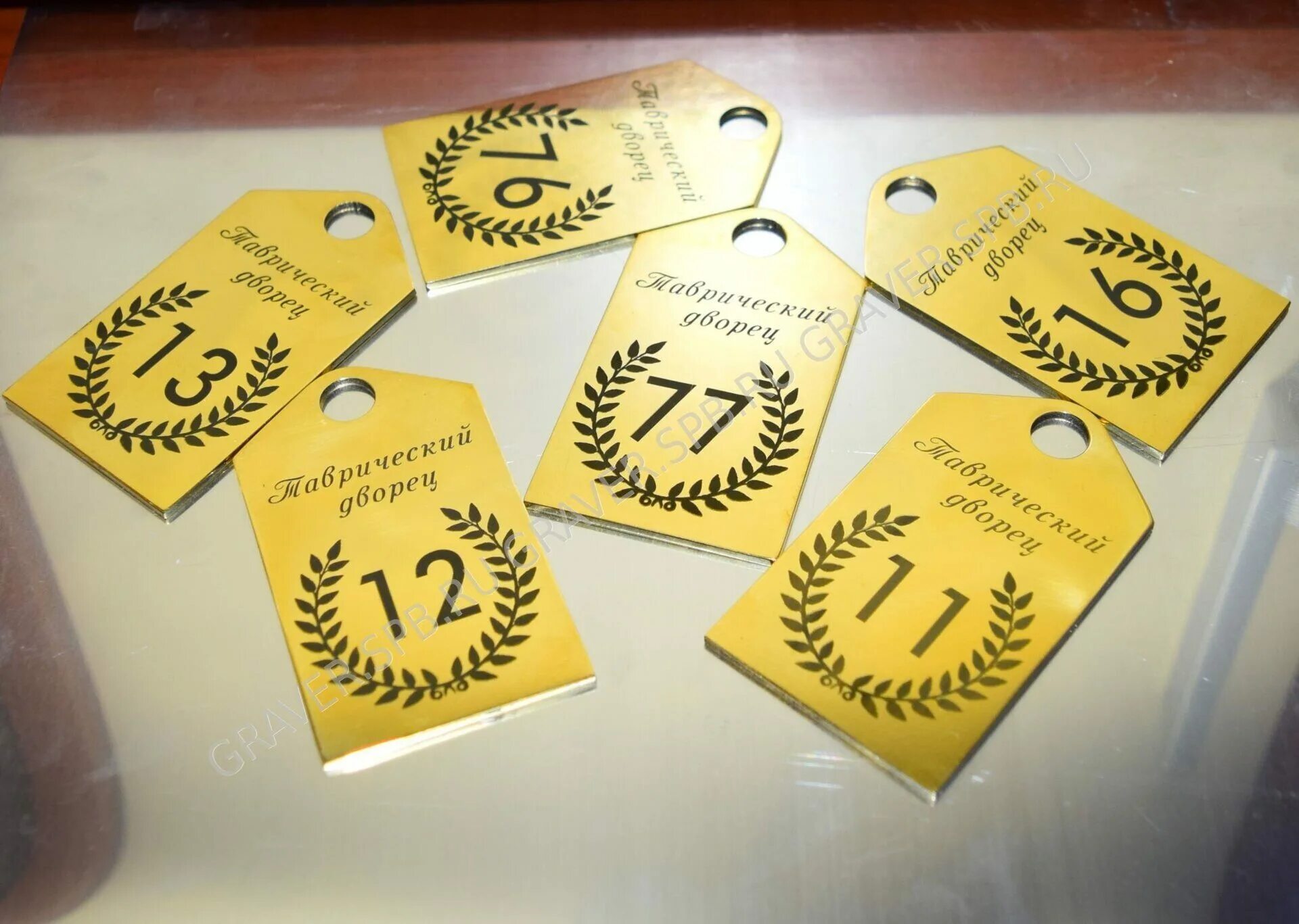 глубокая гравировка на металле лазером. гравировка оптоволоконный лазер пример. гравировка на металлическом листе. гравировка на металле. гравирование металла.