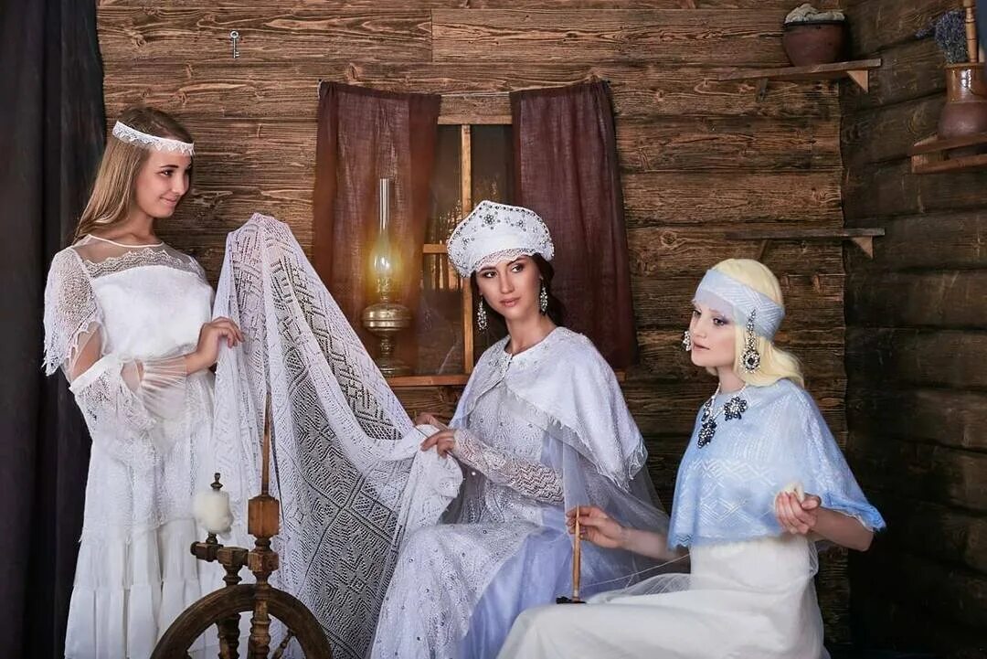 Картинка 3 девицы. Три девицы под окном. девицы прядут. три девицы под окном пряли. три девицы под окном фотосессия.