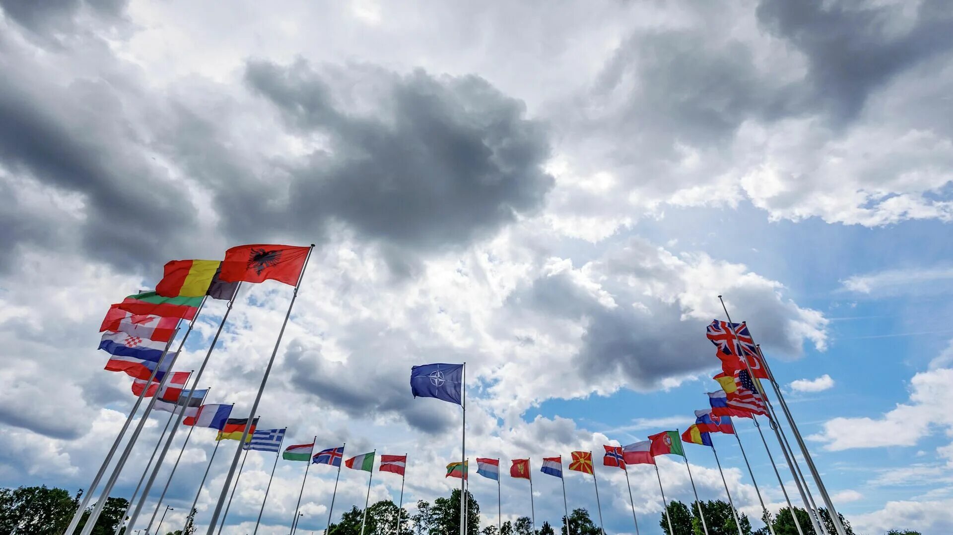 Штаб-квартира НАТО В Брюсселе. Рамштайн 2023 НАТО. Флаги НАТО В Брюсселе. Молдова НАТО флаги.