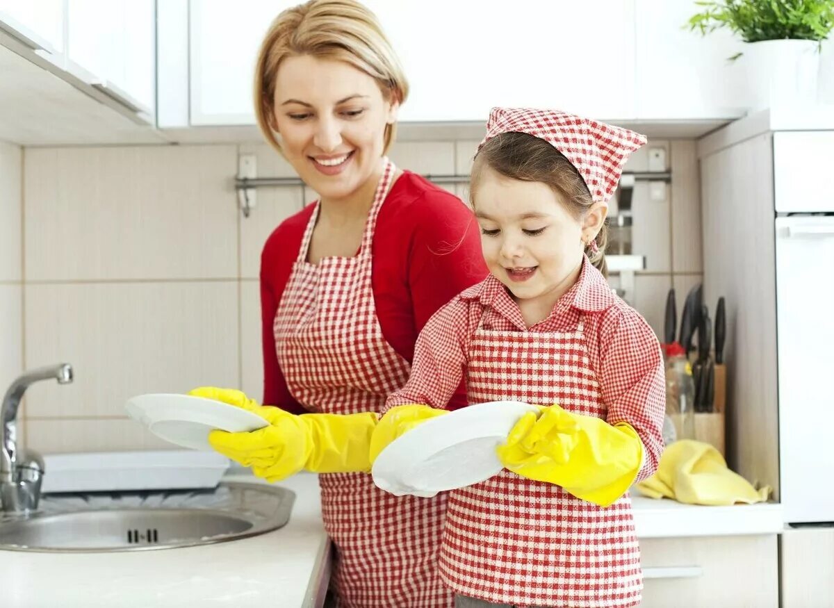 She did the washing up. Помогать маме по дому. Дети помогают родителям. Кухня для детей. Помогаем маме.